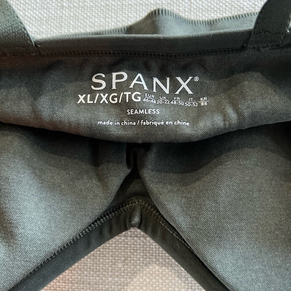 New! Spanx Soft Stretch Seamless Low Impact Sports Bra! - Picture 3 of 6